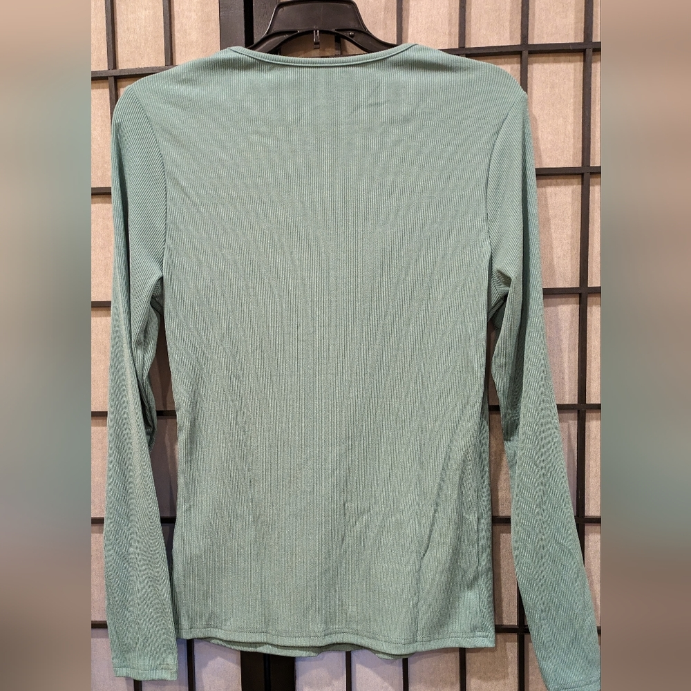 Long sleeve T-shirt with cut-out in back